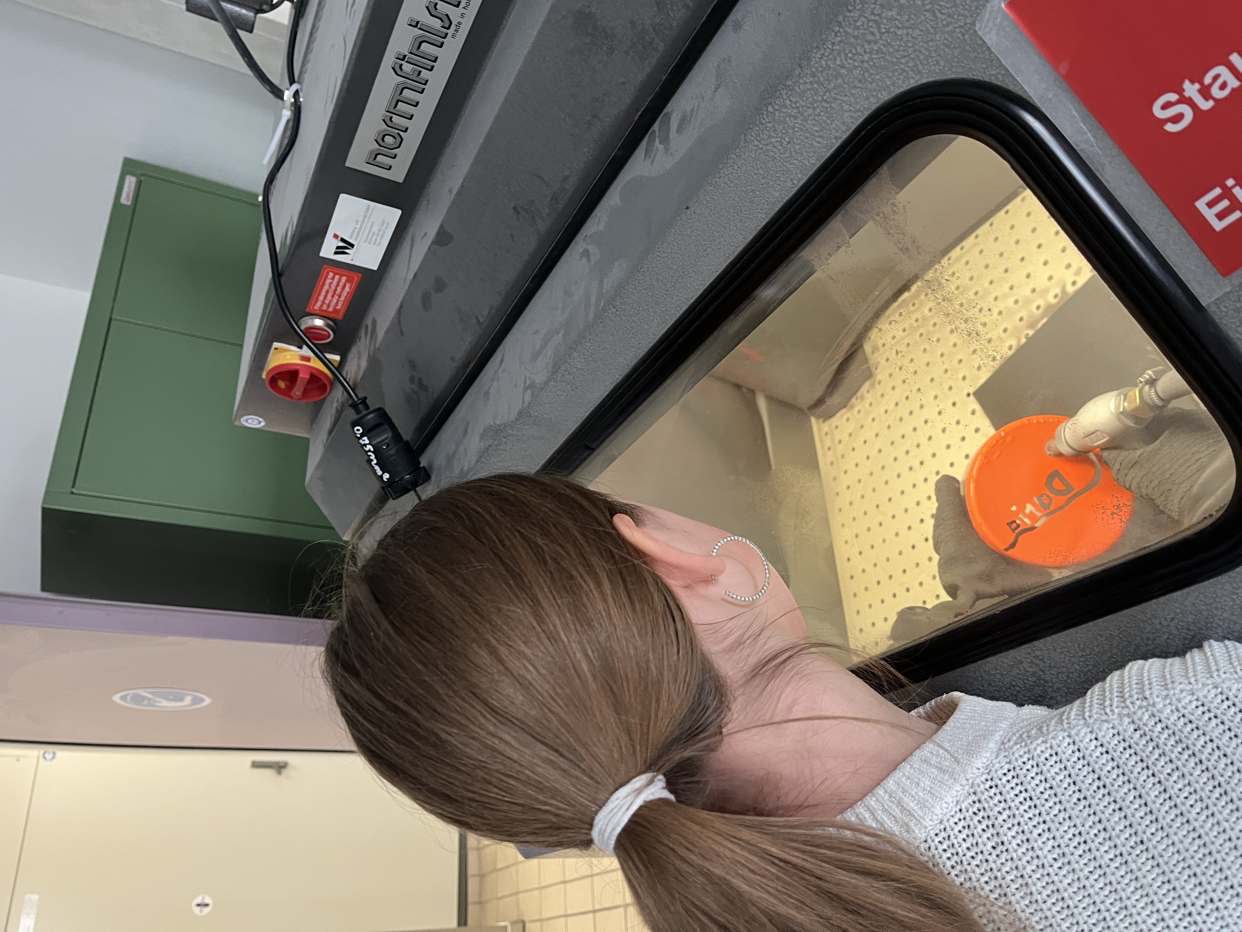 Daria beim Sandstrahlen