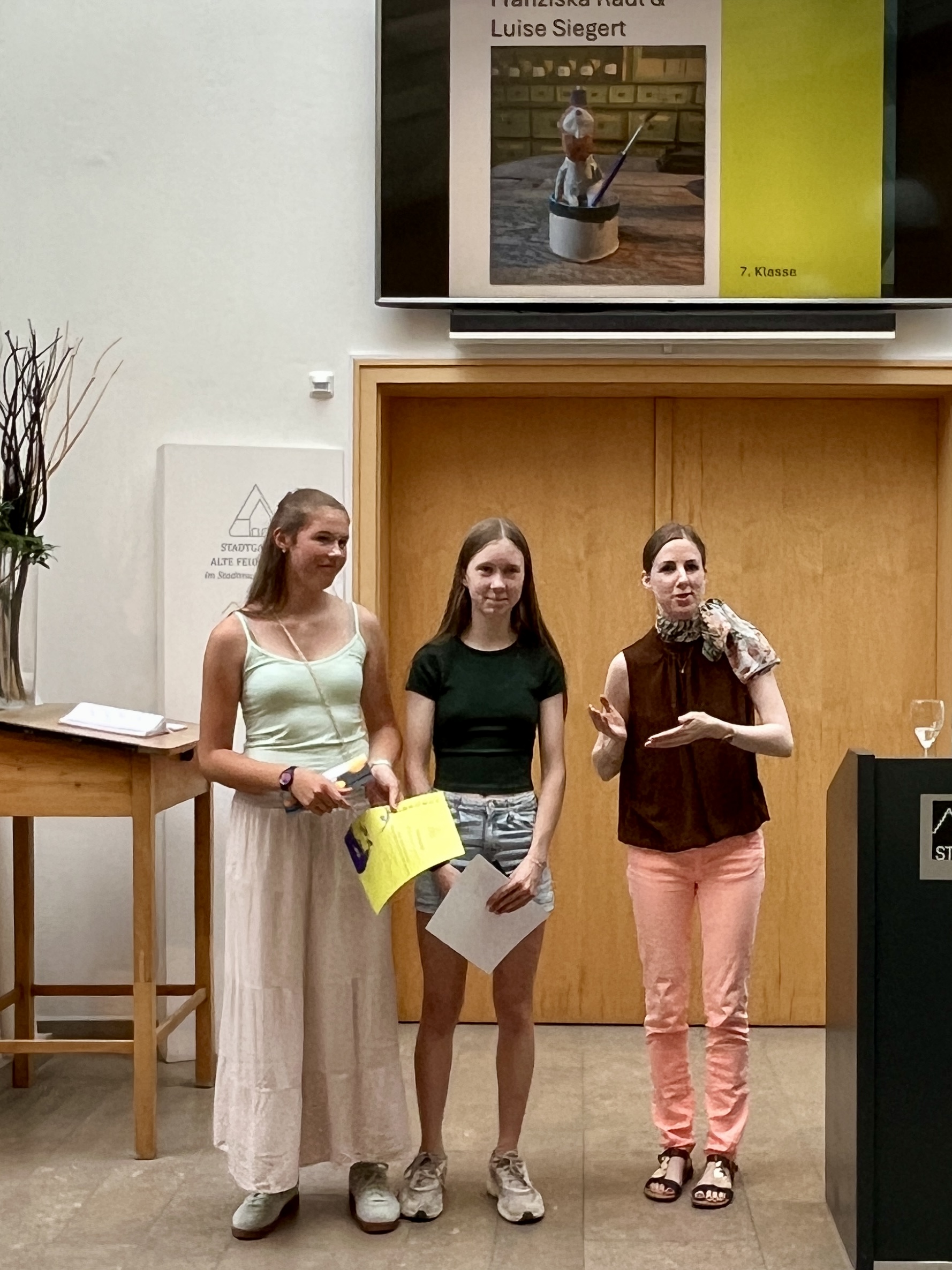 Preisverleihung Stadtmuseum Franziska Radl und Luise Siegert mit Dr Julia Riss